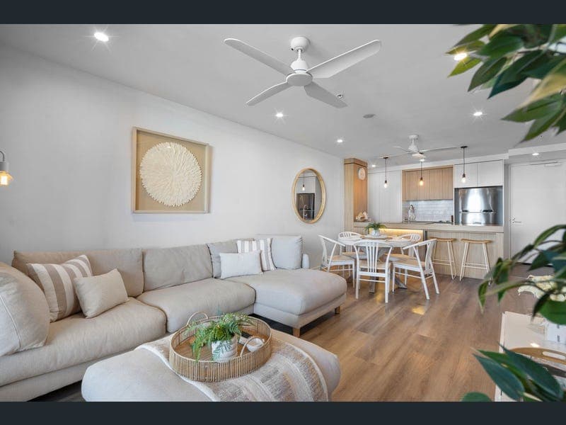 2/31 Queensland Avenue, Broadbeach — photo 1 of 5
