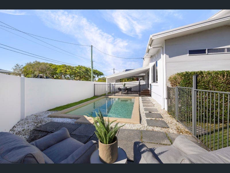 12 Poinciana Boulevard, Broadbeach Waters — photo 1 of 5