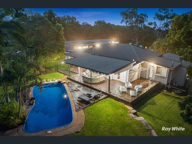 144 Howes Road, Farnborough — photo 1 of 5