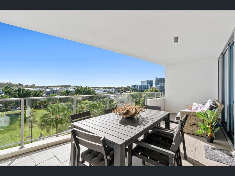 308/41 Harbour Town Drive, Biggera Waters — photo 1 of 5