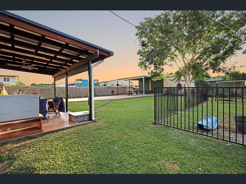 39 Place Avenue, Sarina — photo 1 of 5