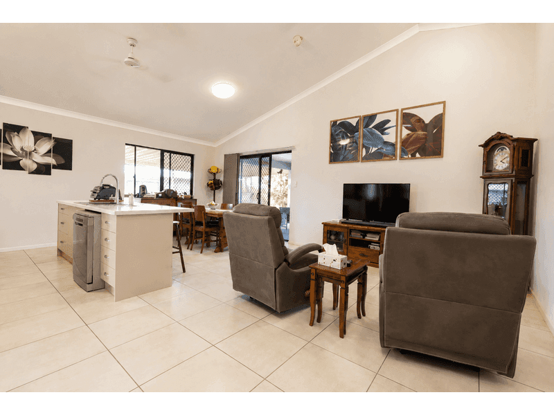 67 Hiillock Crescent, Bushland Beach — photo 1 of 5
