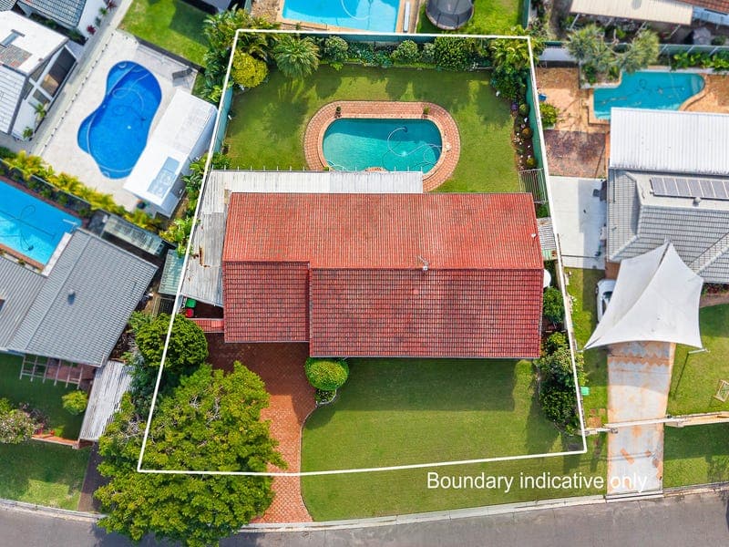 4 Salacia Avenue, Mermaid Waters — photo 1 of 5