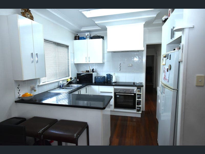 236 Wood St, Warwick — photo 1 of 5