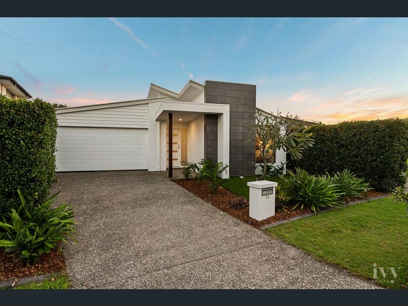 24 Azure Way, Hope Island — photo 1 of 5