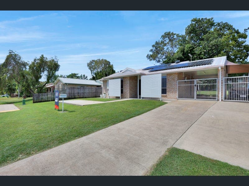 12 Broomdykes Drive, Beaconsfield — photo 1 of 5
