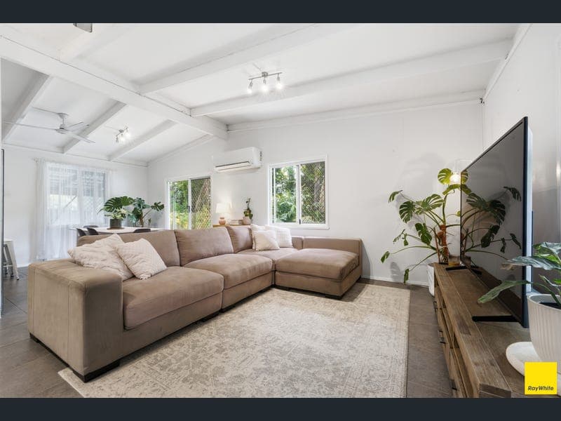 13 Merrybrook Street, Freshwater — photo 1 of 5