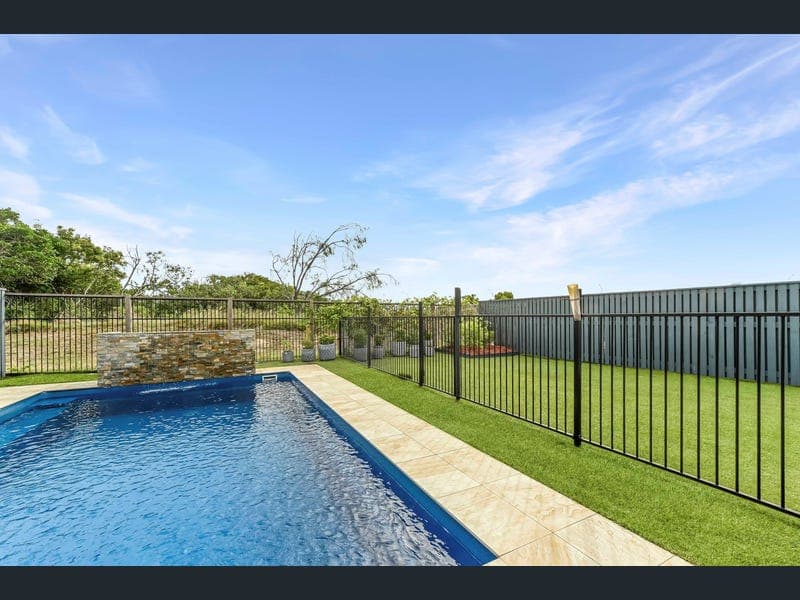 10 Seashore Crescent, Mackay Harbour — photo 1 of 5
