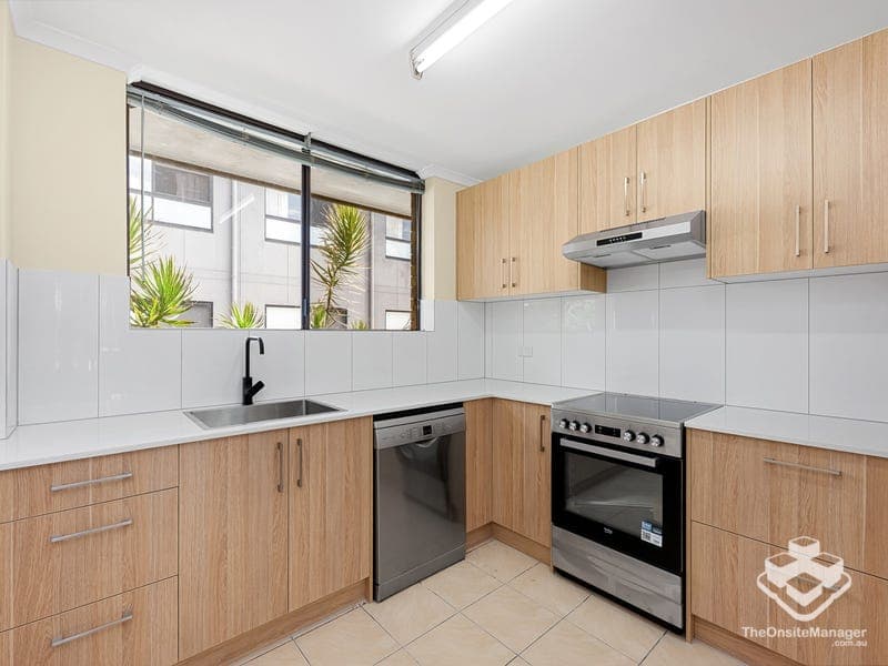 4/114 Carmody Road, St Lucia — photo 1 of 5