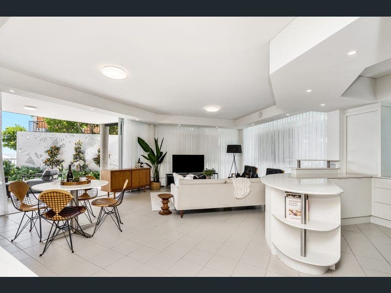 1/129 Musgrave Street, Coolangatta — photo 1 of 5